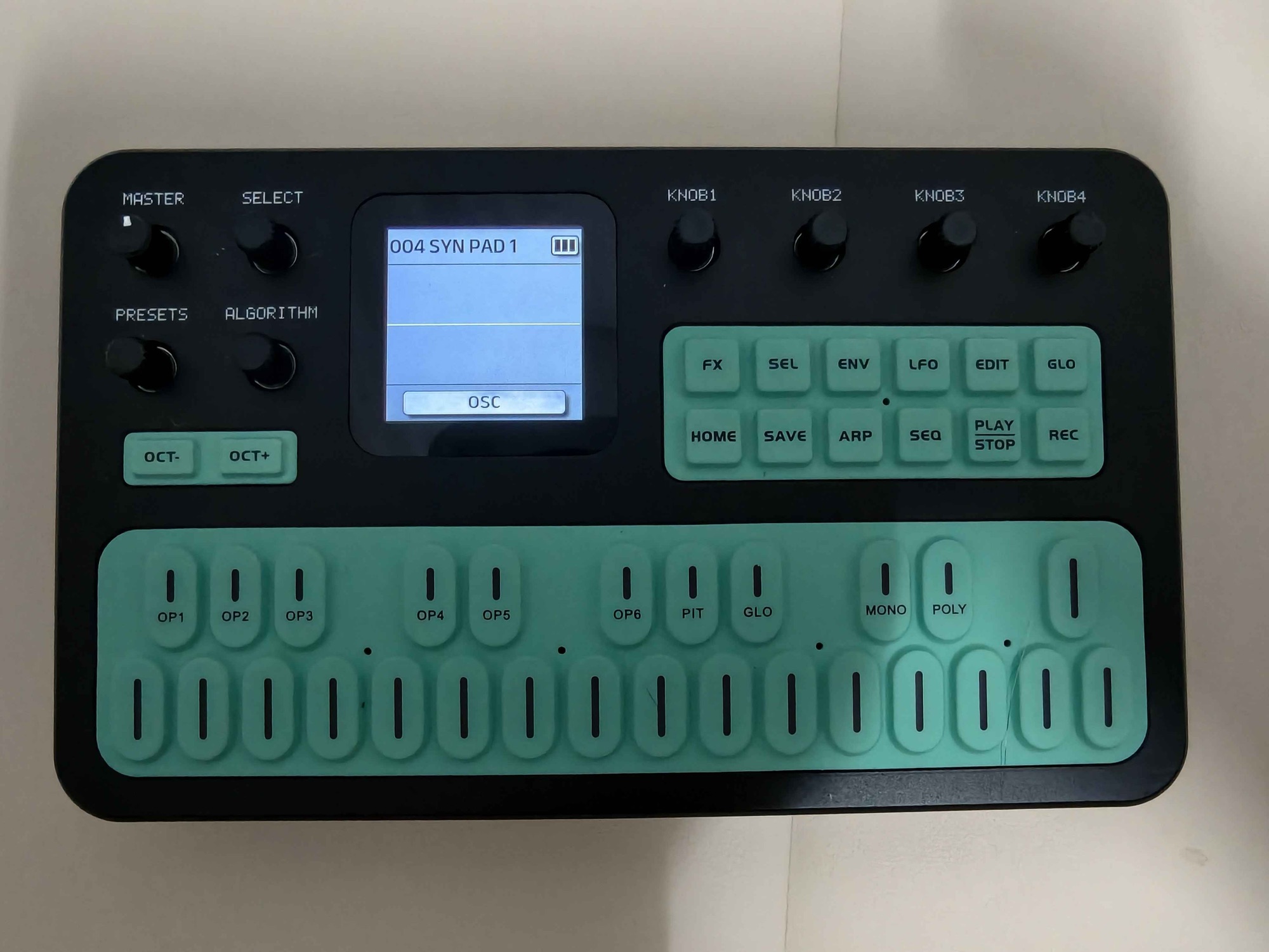 FM-1 正面（V16，主畫面停在 004 SYN PAD 1）