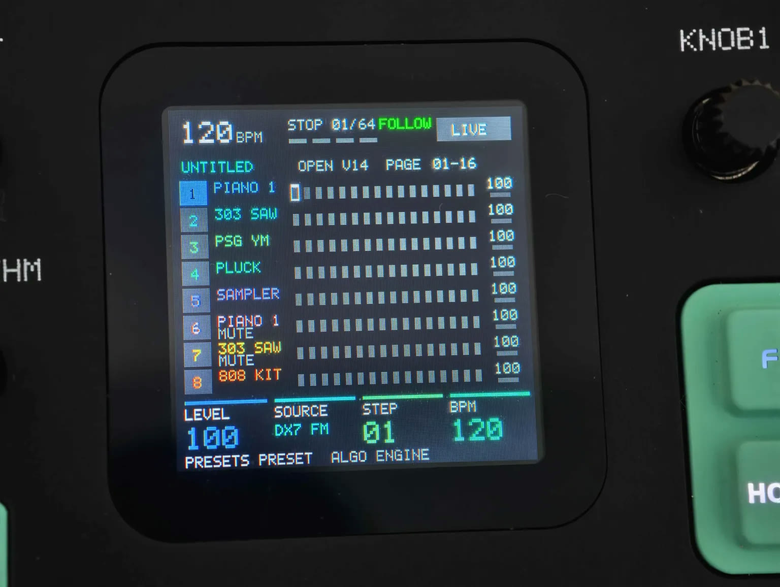 螢幕特寫:8 軌分別是 PIANO 1、303 SAW、PSG YM、PLUCK、SAMPLER、PIANO 1(MUTE)、303 SAW(MUTE)、808 KIT