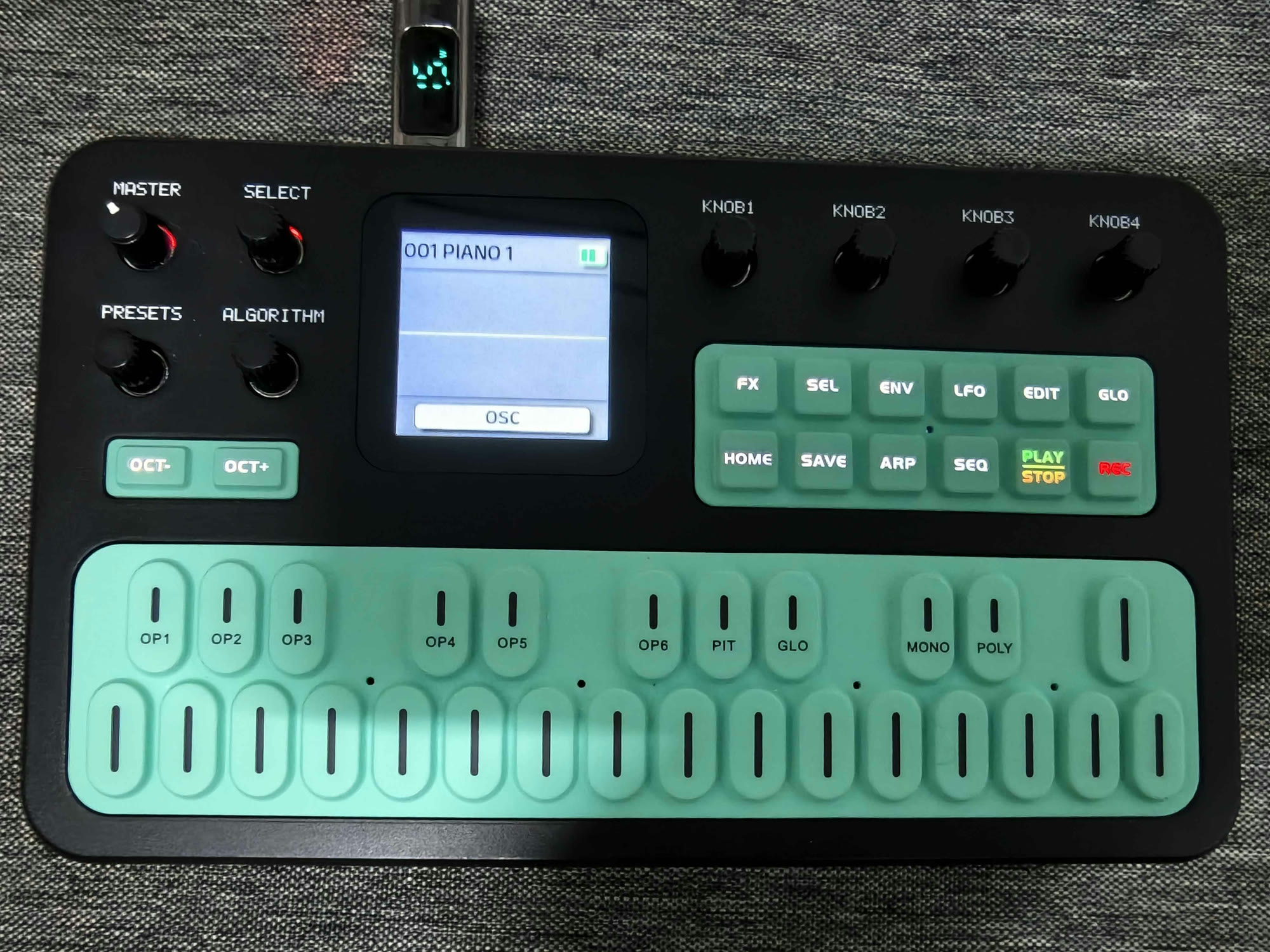 刷回 V15 後的開機畫面,停在 001 PIANO 1